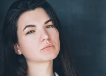 Maria (33): “Als je 50+ bent, moet je geen sneakers meer dragen, dat past niet meer bij je leeftijd”