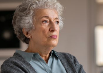 Maria (71): “Zelfs mijn kleinkinderen zeggen “jij” tegen me, waar is het respect gebleven?”