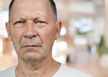 Michael (65): “Ouders die hun kinderen op hun telefoon of tablet laten in het restaurant hebben echt problemen met de opvoeding”