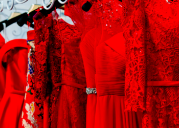 “Van mijn verloofde mag ik alleen een rode jurk dragen op onze bruiloft omdat ik geen maagd ben”