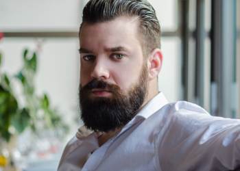 Mike (32): “Mijn date zei dat vlees eten slecht is, terwijl ik net mijn biefstuk aan het snijden was”