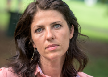 Nina (42): “Mensen moeten hun honden niet als kinderen behandelen, het zijn dieren”