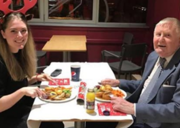 Ontroerend: 22-jarige brengt Kerstavond door met een eenzame weduwnaar