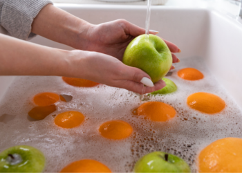 Opgelet: Appels alleen met water wassen is niet voldoende