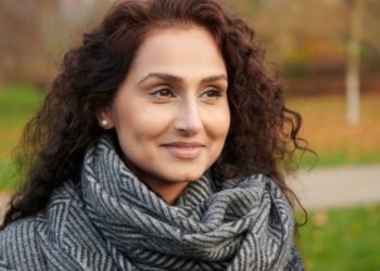 Raiyah (25): “Ouderen klagen over alles, maar zij hebben tenminste geen studieschuld en een moeilijke huizenmarkt”