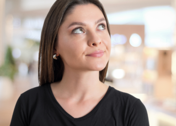 Rowan (34): “Ik vier geen kerst meer, iedereen trapt gewoon in deze marketingtruc”