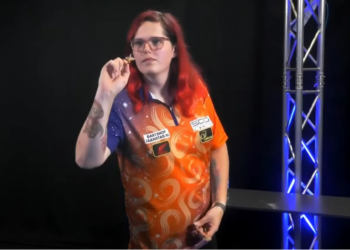 Transvrouw Noa-Lynn van Leuven uitgeschakeld in eerste ronde op WK darts