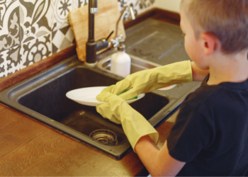 Veel ophef over moeder die haar 7-jarige zoontje leert schoonmaken en koken