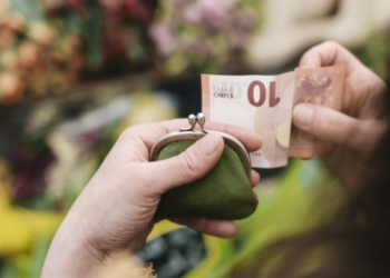 Verplicht accepteren van contant geld heeft enorm prijskaartje: “We kunnen beter digitaliseren”