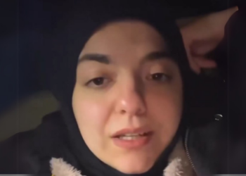 Vrouw met hoofddoek: “Ik doe niet mee aan ‘hun’ tradities, wij moeten stoppen met kerst vieren”