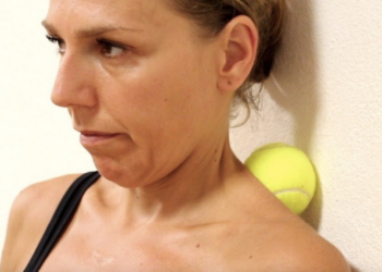 Ze drukt haar nek en rug tegen een tennisbal: “Dit ga ik zeker vaker proberen!”