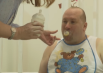 Dit is Phil: De grondwerker die zich graag verkleed en gedraagt als een baby thuis