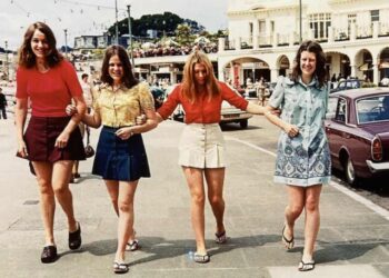 4 vriendinnen maakten na 50 jaar hun vakantiefoto na: Het resultaat is geweldig!