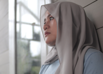 Amina (27) heeft 60.000 euro studieschuld: “Ik krijg maar een karig goedmakertje van de overheid, dit kan toch niet..”