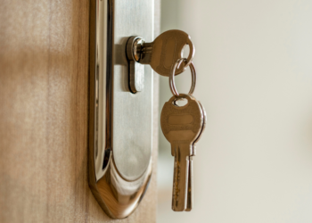 Belangrijke veiligheidstip: Waarom je ’s nachts de sleutel in het slot moet laten zitten