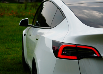 Eerste blauwe envelop voor elektrische autorijders: wegenbelasting nu ook voor EV’s