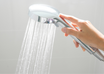 Expert: Dit is de reden waarom je altijd ’s avonds zou moeten douchen in plaats van in de ochtend