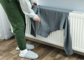 Expert waarschuwt: “Leg je kleding nooit op de verwarming!”