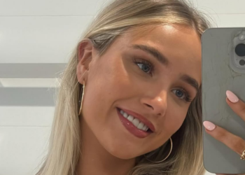 FOTO: Emma deelt een niets verhullende bikinifoto op het strand