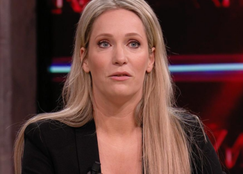 FOTO: Helene Hendriks geniet van haar vakantie aan het strand in een zwart open topje