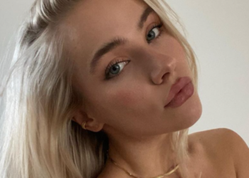 FOTO: Juultje Tieleman maakt de winter wat aangenamer met hele hete lingeriefoto’s vanuit de badkamer