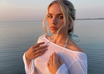 FOTO: Juultje Tieleman poseert topless op het strand