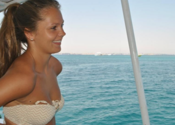 FOTO: Lieke Martens zet de toon in haar elegante kerstjurk