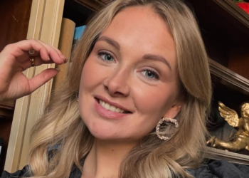 FOTO: Maxime Meiland deelt een leuke foto in een open jurk in het zonnetje