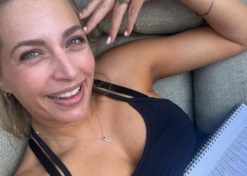 FOTO: Shelly Sterk deelt bikinifoto met een flinke decolleté aan het zwembad