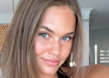 FOTO’S: De beeldschone Skylar deelt foto’s in een rode open jurk waarbij je bijna niks meer hoeft te verbeelden