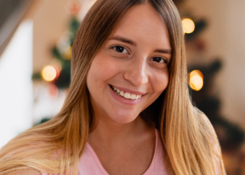 Fleur (27): “Ik laat mijn kerstboom gewoon het hele jaar staan, dat is lekker makkelijk en gezellig”