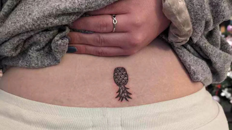Mensen zijn geschokt over de betekenis van een ananas-tatoeage bij