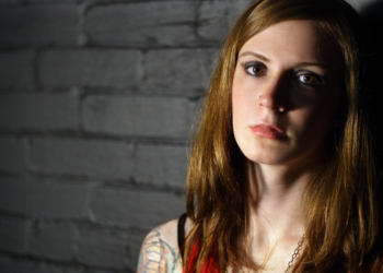 Mia (25): “Ik weiger naar ons familiediner te gaan als mijn broer zijn nieuwe vriendin meeneemt”