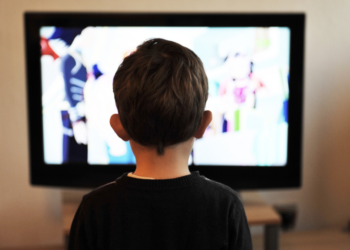 Onderzoek: Kinderen die langer dan 90 minuten per dag naar een scherm kijken ontwikkelen minder snel