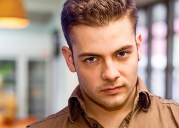 Pim (33): “Mijn ouders verwachten dat ik elke week langs kom, maar ik heb mijn eigen leven”