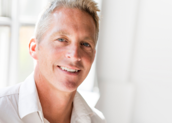 Rik (41): “Mijn dochter wil een nieuwe telefoon, maar ik wil dat ze er eerst zelf voor werkt”