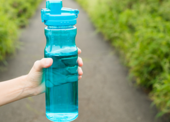 Schokkend: Zoveel bacteriën zitten er in jouw waterflesje