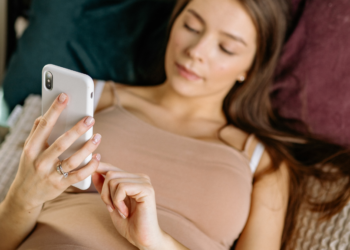 Schokkende redenen waarom je je telefoon ’s nachts niet moet opladen of naast je bed moet laten liggen