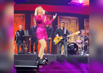 VIDEO: Chantal Janzen steelt de show in iets te strakke roze jurk