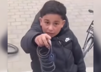 Bizarre beelden: vrouw uit het niets geïntimideerd door brutaal jochie met fietsslot