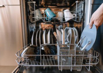 Vermijd deze fout bij het vullen van je vaatwasser: dat bespaard je ook nog eens energiekosten!