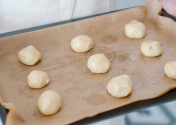 Waarom je twee keer moet nadenken voordat je bakpapier gebruikt