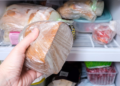 Bijna iedereen vriest brood verkeerd in: zo blijft het écht vers (veelgemaakte fout!)