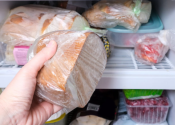 Bijna iedereen vriest brood verkeerd in: zo blijft het écht vers (veelgemaakte fout!)