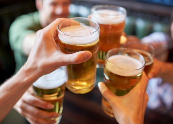 Carnavalsbier duurder dan ooit: Dit zijn de prijzen per stad