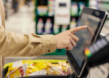 Deze supermarkt gaat vol inzetten op zelfscankassa’s: “Niemand heeft toch zin om te praten en in de rij te staan?”