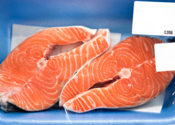 Dit is waarom je nooit meer verse zalm uit de supermarkt moet kopen
