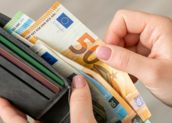 Dit is waarom veel mensen liever contant betalen dan pinnen, zelfs in 2025