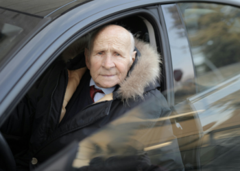 Expert: Je moet nooit een winterjas dragen in de auto! Een gevaar dat veel mensen onderschatten..