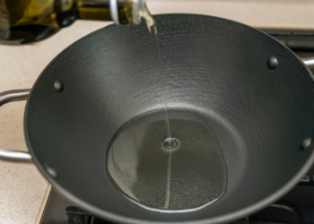 Experts waarschuwen: Gebruik jij olijfolie zo bij het bakken? Stop er direct mee!